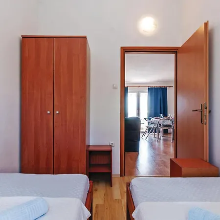 1 Bedroom Amazing In Апартаменты Мандре