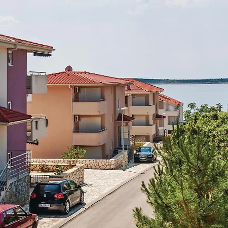 1 Bedroom Amazing In Апартаменты Мандре